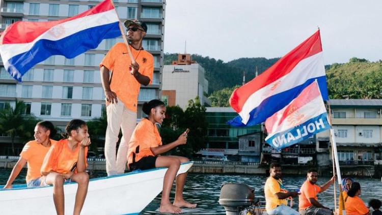 Para fans Timnas Belanda asal Jayapura mendukung tim kesayangannya di Piala Dunia 2022.