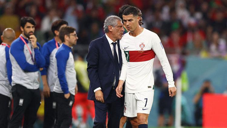 Pelatih dan megabintang Timnas Portugal, Fernando Santos (Kiri) dan Cristiano Ronaldi di Piala Dunia 2022 (Foto: REUTERS/Matthew Childs).
