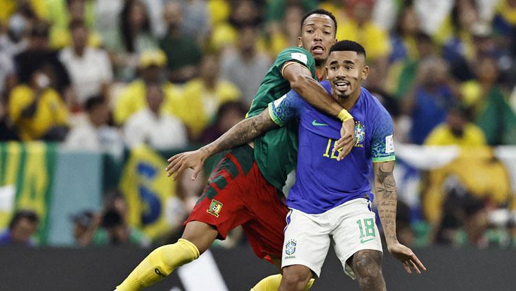Gabriel Jesus(kanan) saat bermain untuk Brasil melawan Kamerun di laga akhir Grup G Piala Dunia 2022 (Foto: REUTERS/Hamad I Mohammed). - INDOSPORT