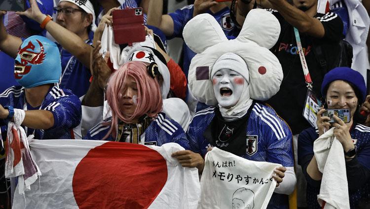Fans Jepang menggunakan atribut karakter anime Anya Forger (rambut pink) dan kostum kue mochi dalam laga melawan Kroasia di babak 16 besar Piala Dunia 2022 (Foto: REUTERS/Hamad I Mohammed). Copyright: REUTERS/Hamad I Mohammed
