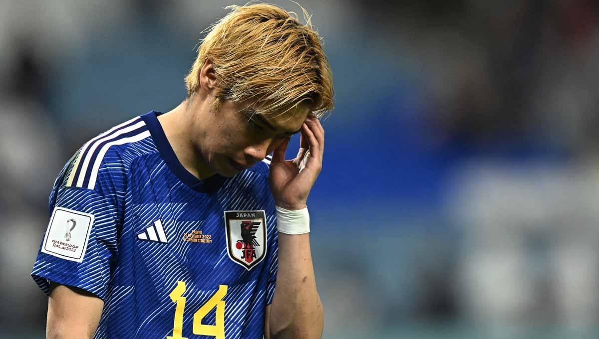 Junya Ito pemain Jepang terlihat sedih usai adu penalti Jepang harus tersingkir dari Piala Dunia. (Foto: REUTERS/Dylan Martinez) - INDOSPORT