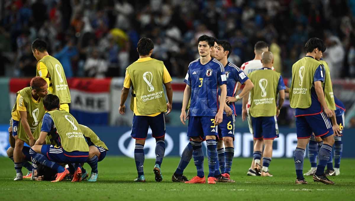 Shogo Taniguchi dari Jepang dan rekan setimnya terlihat sedih setelah Jepang harus tersingkir dari Piala Dunia. (Foto: REUTERS/Dylan Martinez) - INDOSPORT