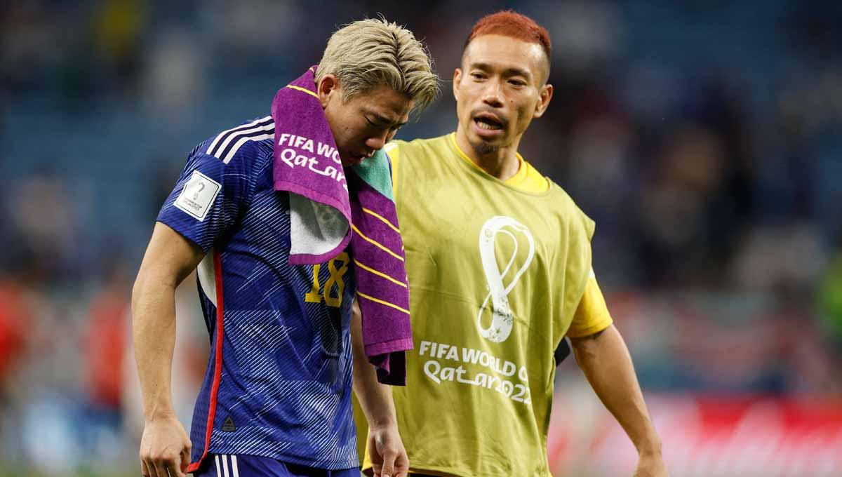 Takuma Asano dan Yuto Nagatomo dari Jepang usai adu penalti Jepang harus tersingkir dari Piala Dunia. (Foto: REUTERS/John Sibley)