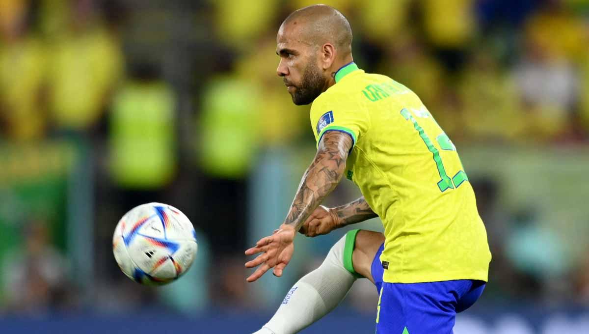Dani Alves dari Brasil usai pertandingan dan Brasil lolos ke babak perempat final (Foto: REUTERS/Annegret Hilse) - INDOSPORT