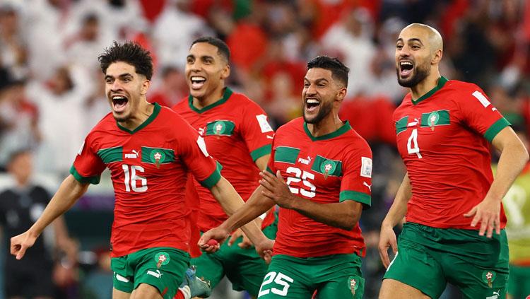 Selebrasi para pemain Maroko usai menang atas Spanyol dalam drama adu penalti di babak 16 besar Piala Dunia 2022 (Foto: REUTERS/Bernadett Szabo). - INDOSPORT