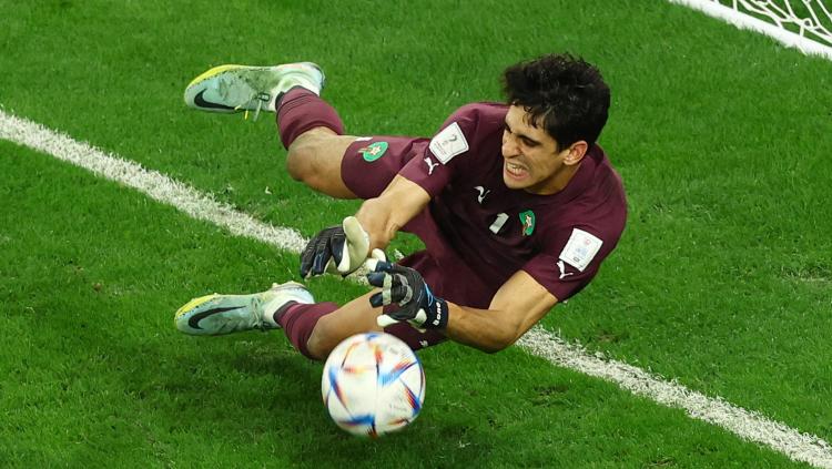 Yassine Bounou dari Maroko menyelamatkan penalti yang gagal dilakukan oleh Carlos Soler dari Spanyol di Piala Dunia 2022 REUTERS-Lee Smith