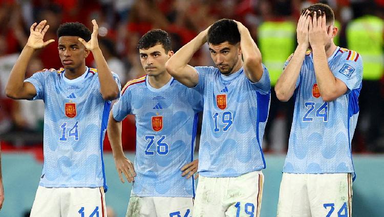 Pemain Spanyol terlihat sedih setelah penalti Sergio Busquets diselamatkan kiper Maroko, Yassine Bounou, di Piala Dunia 2022. Foto: REUTERS-Bernadett Szabo.