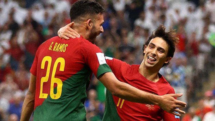 Penyerang Portugal, Joao Felix (kanan) merayakan kemenangan gol dari rekannya Goncalo Ramos saat melawan Swiss di babak 16 besar Piala Dunia 2022 (Foto: REUTERS/Carl Recine).