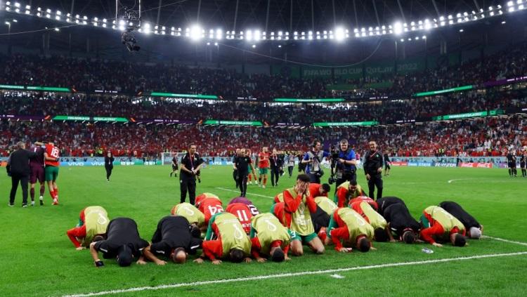 Pemain Maroko bersujud usai memastikan lolos ke perempat final Piala Dunia 2022. Foto: REUTERS/Matthew Childs TPX IMAGES OF THE DAY.