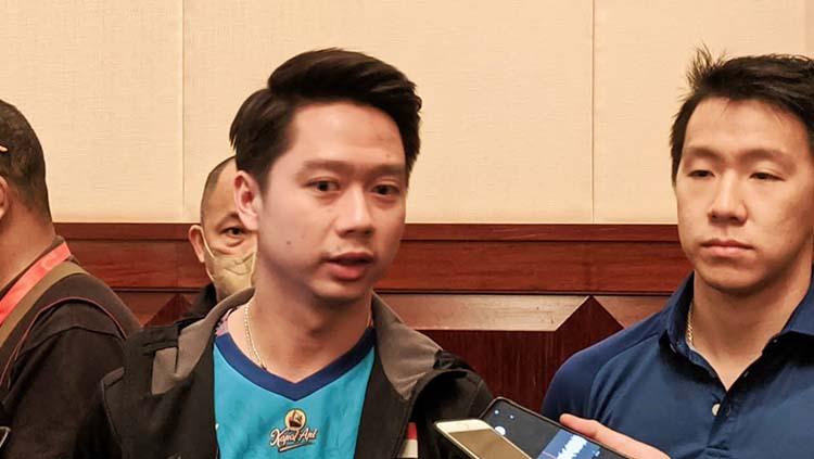 Momen pemain bulutangkis Indonesia, Kevin Sanjaya, diberi gantungan kunci oleh Gibran Rakabuming Raka di pemusatan latihan Asian Para Games 2022. - INDOSPORT