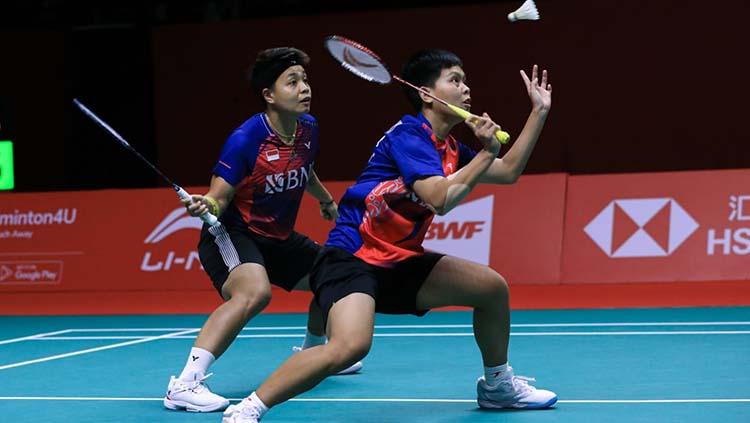 Hasil pertandingan bulutangkis BWF World Tour Finals 2022 pada sektor ganda putri Apriyani Rahayu/Siti Fadia Silva Ramadhanti vs Zhang Shu Xian/Zheng Yu.