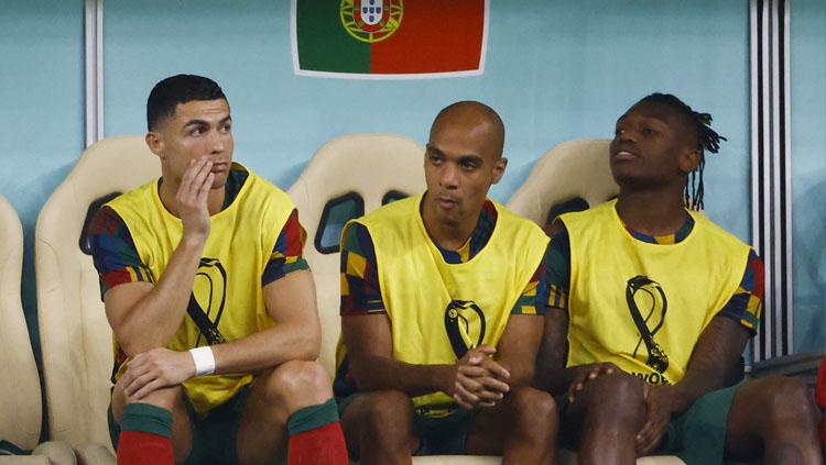 Cristiano Ronaldo (kiri) dicadangkan dalam pertandingan Portugal vs Swiss di babak 16 besar Piala Dunia 2022 (Foto: REUTERS/Suhaib Salem). Copyright: REUTERS/Suhaib Salem