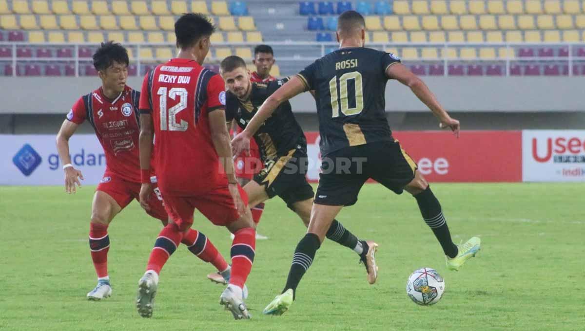Pertandingan Arema FC melawan Dewa United di Liga 1. (Foto: Nofik Lukman Hakim/INDOSPORT) - INDOSPORT