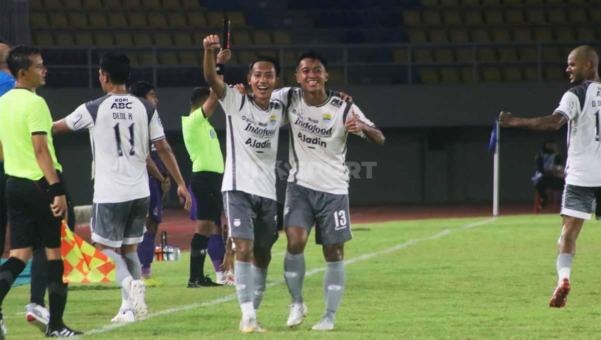Laga pertandingan antara Persib Bandung vs Persik Kediri. - INDOSPORT