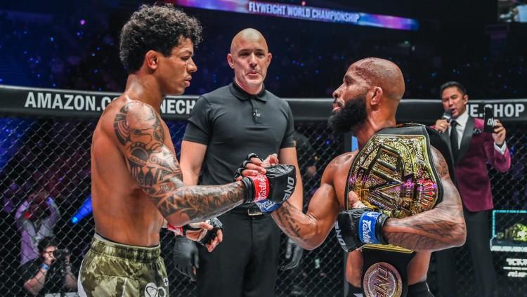 Adriano Moraes (kiri) akan kembali bertemu Demetrious Johnson di ONE Fight Night 10 pada Mei 2023. - INDOSPORT