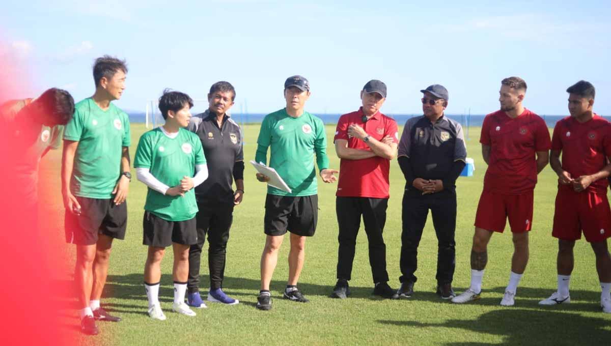 Ketua Umum PSSI Mochamad Iriawan bersama Dirtek Indra Sjafri dan Manajer Timnas menyambangi pemusatan latihan Timnas Indonesia Senior untuk Piala AFF 2022 di Bali. - INDOSPORT