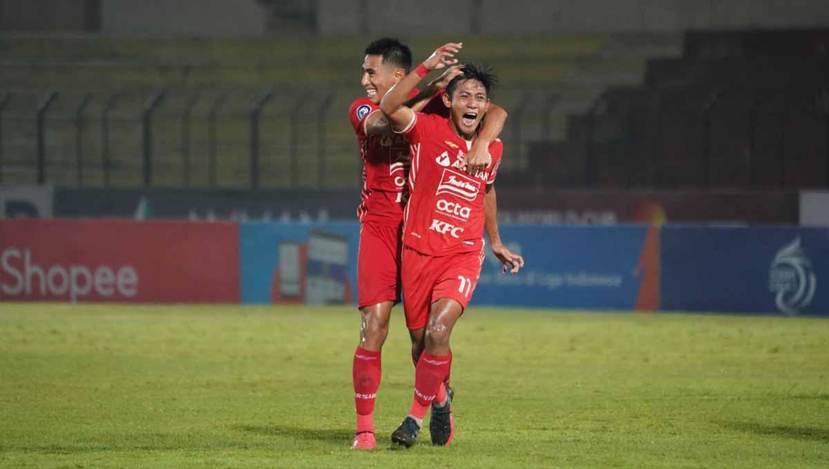 Selebrasi bek Persija Jakarta Firza Andika usai mencetak gol ke gawang Borneo FC dalam lanjutan Liga 1 di Stadion Sultan Agung,Bantul, Selasa (06/12/22). (Foto: Persija Jakarta) - INDOSPORT