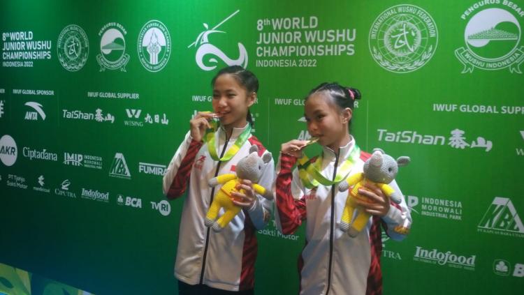 Atlet Wushu Indonesia, Anasera Zahra Haryoso dan Billie Karina, meraih medali emas dan perak Kejuaraan Dunia Wushu Junior 2022, Kamis (08/12/22). - INDOSPORT