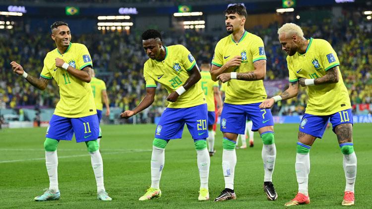 Selebrasi pemain Timnas Brasil saat unggul atas Korea Selatan di babak 16 besar Piala Dunia 2022 (Foto: REUTERS/Annegret Hilse). - INDOSPORT