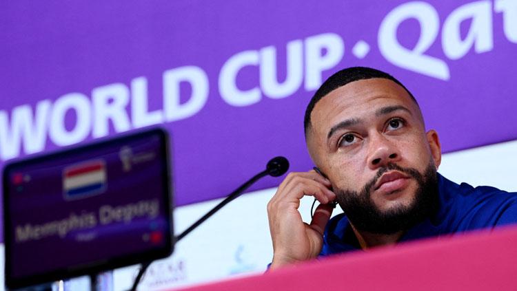Pemain Timnas Belanda, Memphis Depay dalam konfrensi pers jelang lawan Argentina di Perempatfinal Piala Dunia 2022 (Foto: REUTERS/Annegret Hilse).