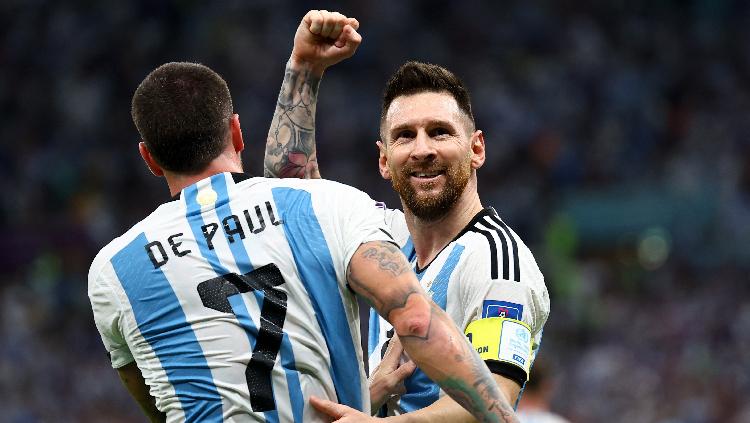 Selebrasi Lionel Messi dan Rodrigo De Paul usai Argentina cetak gol pertama kontra Belanda di Piala Dunia 2022 REUTERS-Kai Pfaffenbach - INDOSPORT