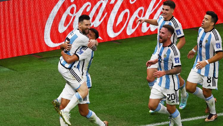 Nahuel Molina dari Argentina merayakan gol pertama bersama Lionel Messi di Piala Dunia 2022 REUTERS-Paul Childs