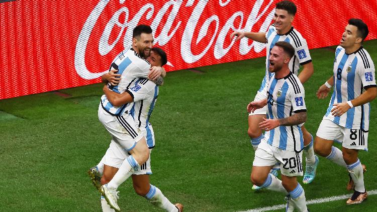 Nahuel Molina dari Argentina merayakan gol pertama bersama Lionel Messi di Piala Dunia 2022 REUTERS-Paul Childs - INDOSPORT