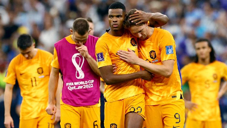 Pemain Timnas Belanda, Denzel Dumfries dan Luuk de Jong terlihat sedih setelah tersingkir dari Piala Dunia 2022 REUTERS-Bernadett Szabo - INDOSPORT