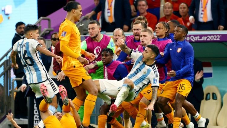 Virgil van Dijk di laga perempat final Piala Dunia 2022 Belanda vs Argentina, Sabtu (10/12/22). Foto: REUTERS/Bernadett Szabo.