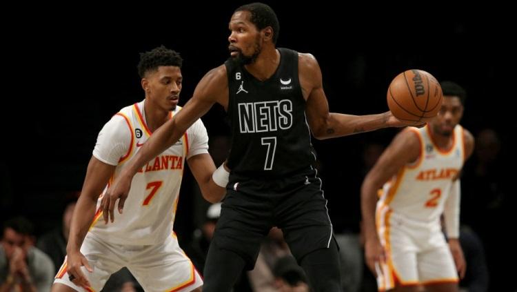 Megabintang Brooklyn Nets, Kevin Durant, bakal ditukar ke Phoenix Suns setelah Kyrie Irving juga di-trade ke Dallas Mavericks beberapa waktu lalu. - INDOSPORT