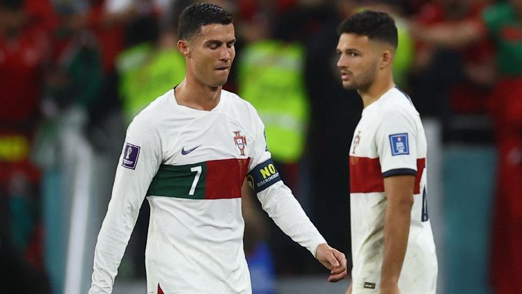 Cristiano Ronaldo tertangkap kamera menangis tinggalkan lapangan sesuai Portugal dikalahkan Maroko 1-0 pada babak perempat final Piala Dunia 2022. REUTERS-Kai Pfaffenbach
