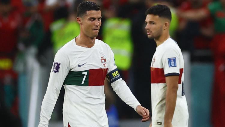 Cristiano Ronaldo tertangkap kamera menangis tinggalkan lapangan sesuai Portugal dikalahkan Maroko 1-0 pada babak perempat final Piala Dunia 2022. REUTERS-Kai Pfaffenbach - INDOSPORT
