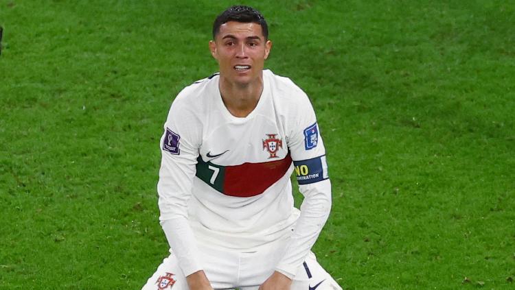 Pemain Portugal, Cristiano Ronaldo, diinjak suporter sampai kesakitan bawa Portugal bantai Bosnia-Herzegovina pada Kualifikasi Euro 2024. REUTERS-Paul Childs