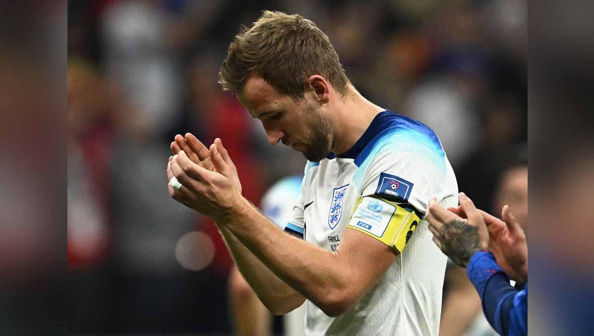 Harry Kane terlihat sedih setelah pertandingan usai Inggris tersingkir dari Piala Dunia Qatar 2022. (Foto: REUTERS/Dylan Martinez)