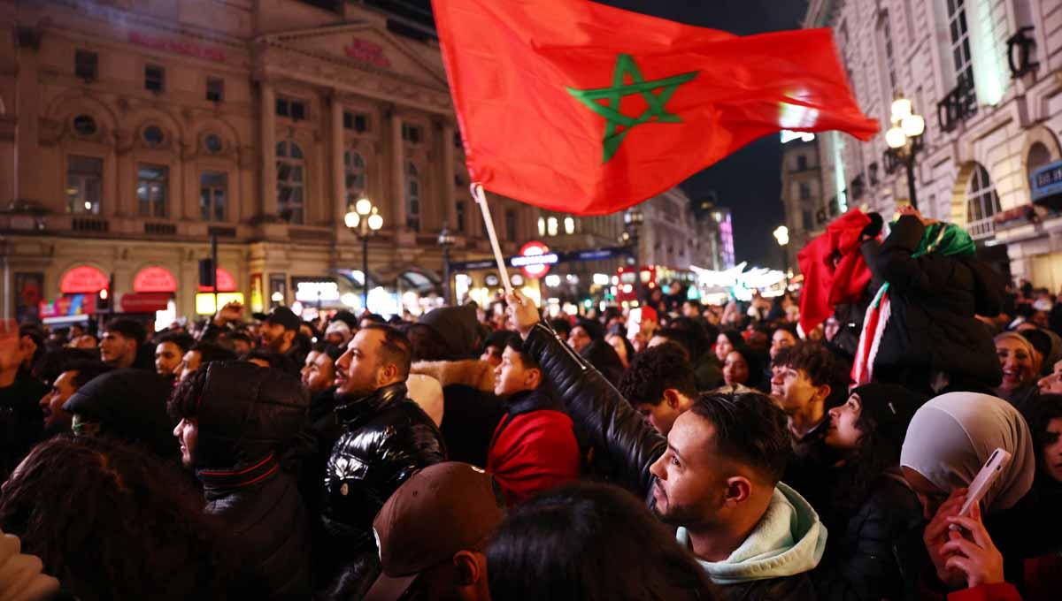 Suporter Maroko merayakan kemenangan usai Maroko lolos ke semifinal Piala Dunia Qatar 2022. (Foto: REUTERS/Henry Nicholls)