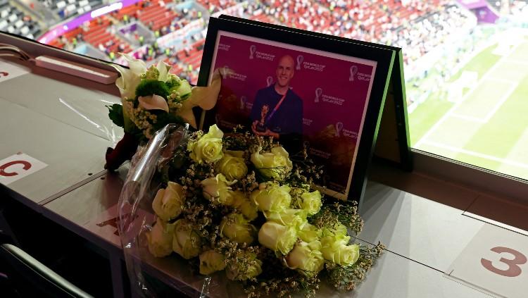 Penghormatan diberikan kepada Grant Wahl di laga Inggris vs Prancis (11/12/22), jurnalis Amerika Serikat yang meninggal secara mendadak di ajang Piala Dunia 2022. (Foto: REUTERS/Lee Smith)