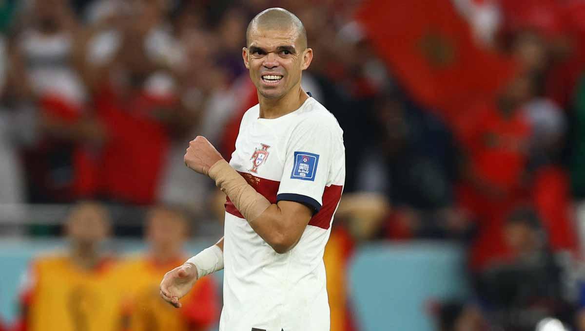 Pemain Portugal, Pepe di Piala Dunia Qatar 2022 saat menghadapi Maroko. (Foto: REUTERS/Molly Darlington) - INDOSPORT