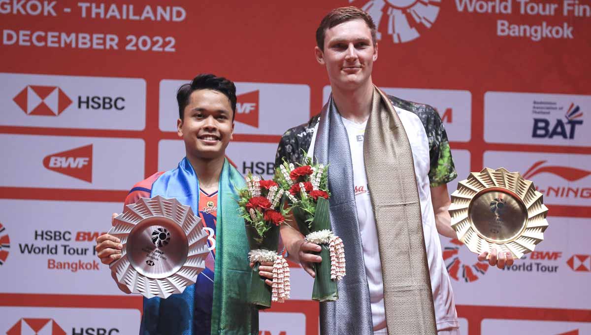 Tunggal putra Indonesia, Anthony Sinisuka Ginting di podium BWF World Tour Finals (WTF) 2022 bersama Viktor Axelsen. (Foto: PBSI)