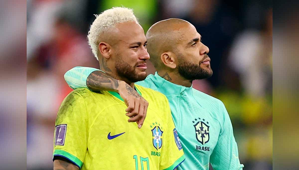 Dani Alves dan Neymar dari Brasil terlihat sedih setelah tersingkir dari Piala Dunia Qatar 2022. (Foto: REUTERS/Matthew Childs)