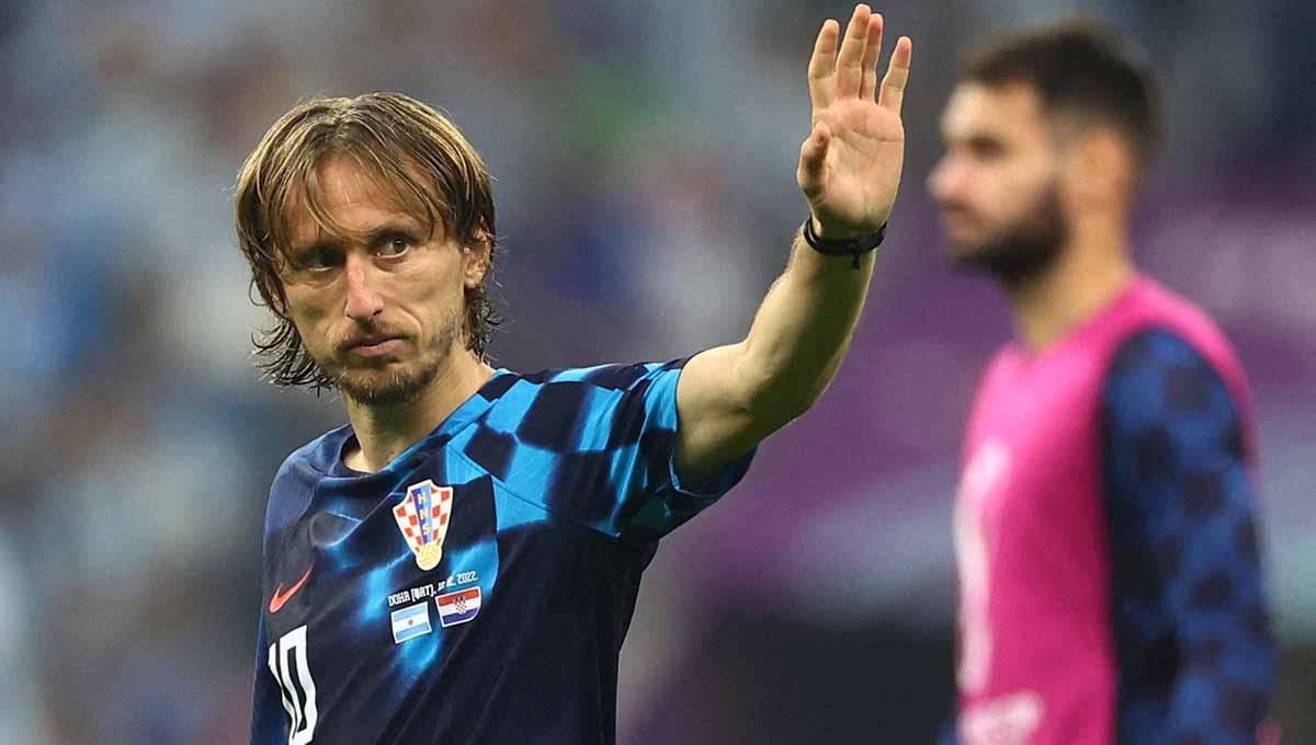 Luka Modric dari Kroasia melambaikan tangan kepada para suporter usai pertandingan saat Kroasia tersingkir dari Piala Dunia Qatar 2022. (Foto: REUTERS/Carl Recine)