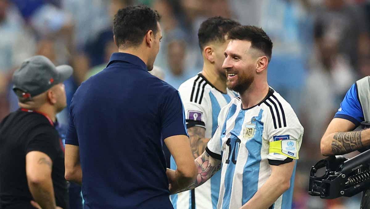 Pelatih Argentina, Lionel Scaloni, menegaskan bahwa Lionel Messi adalah pemain terbaik dalam sejarah. Mengingat, La Pulga berhasil membawa Abicelestes mencapai final Piala Dunia 2022. (Foto: REUTERS/Carl Recine) - INDOSPORT