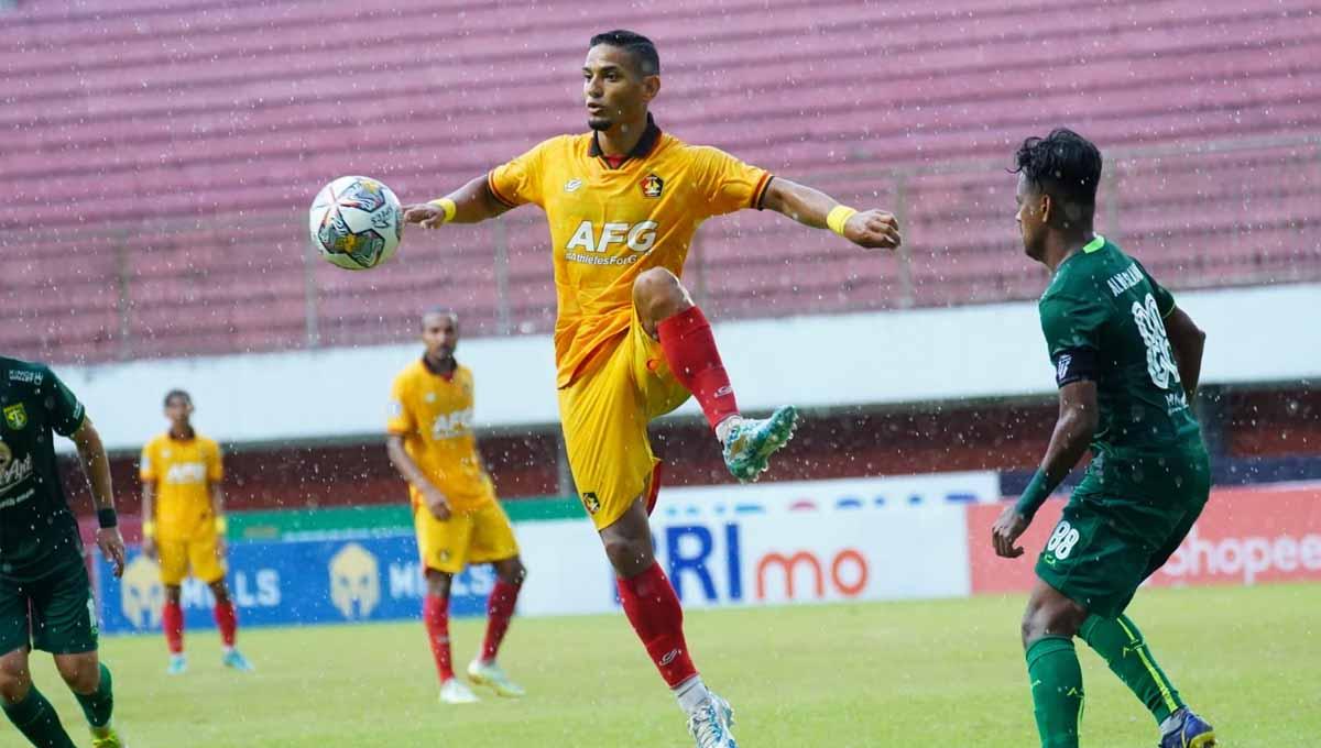 Aksi Renan da Silva saat pertandingan Persebaya Surabaya vs Persik Kediri.