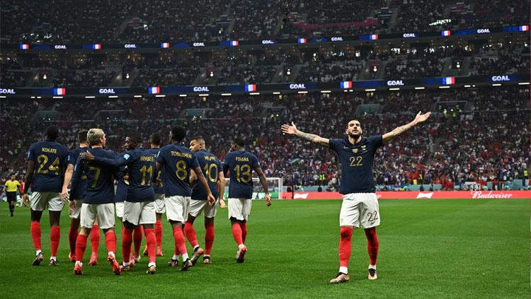 Selebrasi Theo Hernandez saat unggulkan Prancis atas Maroko di babak pertama dalam laga Semifinal Piala Dunia 2022 Foto: REUTERS/Dylan Martinez). - INDOSPORT