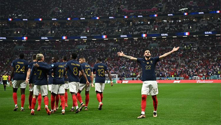 Selebrasi Theo Hernandez saat unggulkan Prancis atas Maroko di babak pertama dalam laga Semifinal Piala Dunia 2022 Foto: REUTERS/Dylan Martinez). Copyright: REUTERS/Dylan Martinez