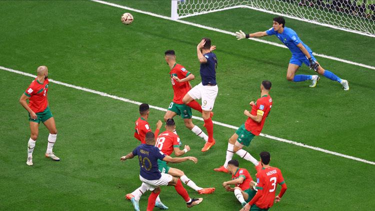 Para pemain Maroko mencoba menutup ruang tembak dari striker Prancis, Kylian Mbappe dalam pertandingan semifinal Piala Dunia 2022 (Foto: REUTERS/Hannah Mckay). Copyright: REUTERS/Hannah Mckay