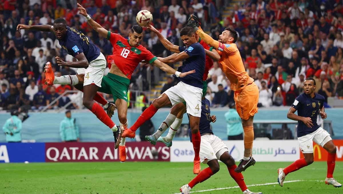 Duel udara pemain Maroko Jawad El Yamiq dengan pemain Prancis Ibrahima Konate, Raphael Varane dan Hugo Lloris di Piala Dunia Qatar 2022. (Foto: REUTERS/Lee Smith)