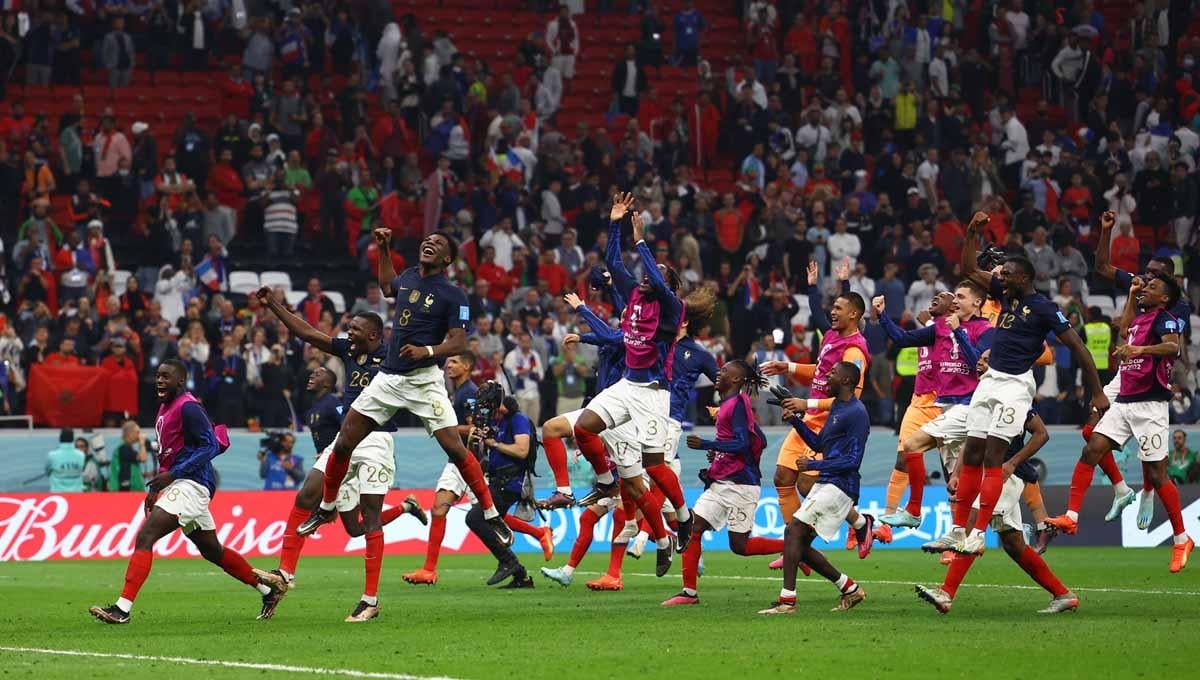 Para pemain Prancis merayakan kemenangan saat Prancis mencapai final Piala Dunia Qatar 2022. (Foto: REUTERS/Kai Pfaffenbach) - INDOSPORT