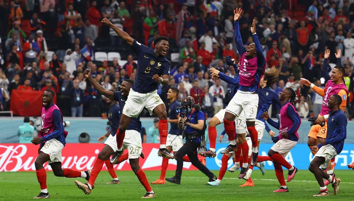 Para pemain Prancis merayakan kemenangan saat Prancis mencapai final Piala Dunia Qatar 2022. (Foto: REUTERS/Kai Pfaffenbach) - INDOSPORT