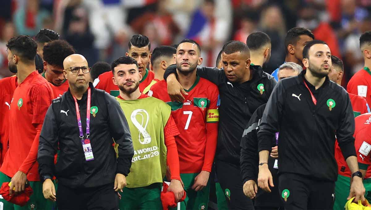 Hakim Ziyech dengan rekan setimnya terlihat sedih usai Maroko tersingkir dari Piala Dunia Qatar 2022. (Foto: REUTERS/Carl Recine) - INDOSPORT