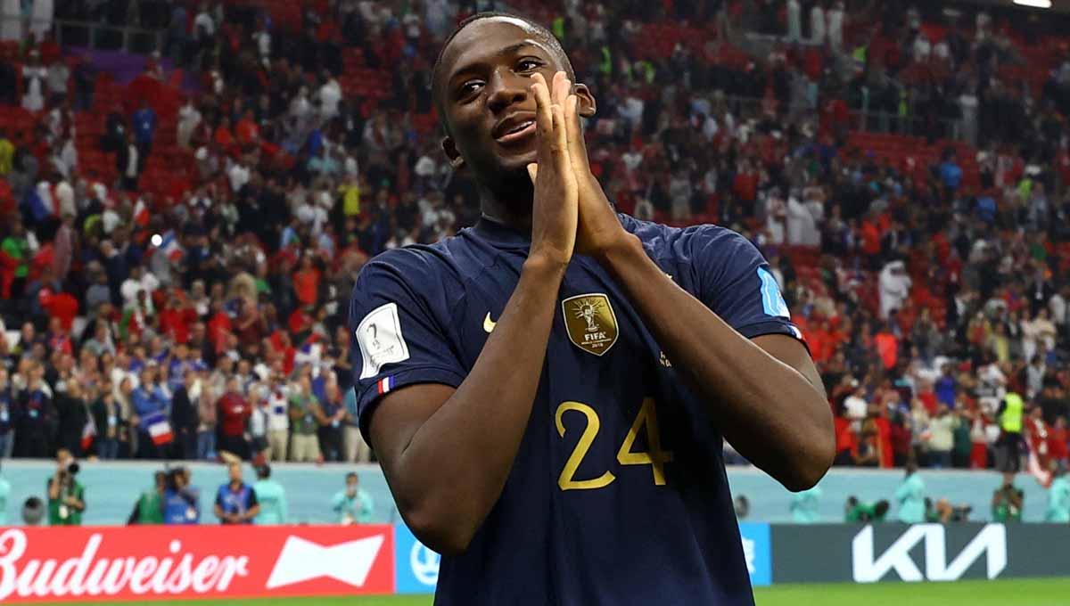 Pesepak bola andalan Liverpool, Ibrahima Konat, memanfaatkan jeda kompetisi dengan melakukan ibadah haji ke Tanah Suci Makkah. (Foto: REUTERS/Lee Smith)